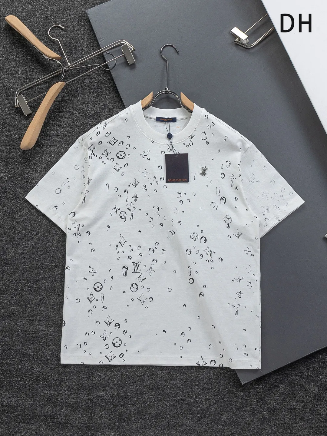 🅿️200 Louis Vuitton 1V LV lv slightly wide version S-XL LV 26ss new products are available at counters simultaneously. Multiple craftsmanship. Gold thread jacquard checkerboard letters on the chest🪡 embroidery. Round neck short-sleeved T-shirt, same style for men and women! Consigned to one-to-one creation. Synchronized with the official website, pure cotton fabrics at the counter! It is close to the skin and comfortable, durable and easy to wear. It has a classic and simple logo design and meticulous original craftsmanship. Short-sleeves, a must-have item for men, do not appear to be the same for the general public, but must be unique and eye-catching. This LV short-sleeve is all about quality, comfort, the same shape and fashion as always, including fabrics and cutting techniques. All of them have been made with great effort! 320 grams of washed pure cotton fabric, pure cotton is breathable, very refreshing and comfortable for daily wear. The rib knitting on the neckline is smooth and tight, and the neckline will not be skewed if you toss it at will. The loose version, you will find that it looks really good on the upper body. The overall is minimalist and neat, super versatile for daily use! Pair it casually with a pair of pants for a youthful look. A T-shirt will make your outfit crazy. It is a fashionable item that can never go wrong! Color: Black White Size: S-XL Size chart: S: Shoulder width 50-Bust 56-Length 70 M: Shoulder width 52-Bust 57-Length 72 L: Shoulder width 54-Bust 59-Length 74 XL: Shoulder width 56-Bust 62-Length 76